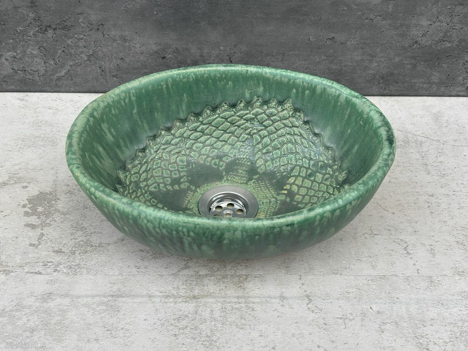 Ręcznie robiona umywalka ceramiczna w stylu folkowym z koronkową fakturą