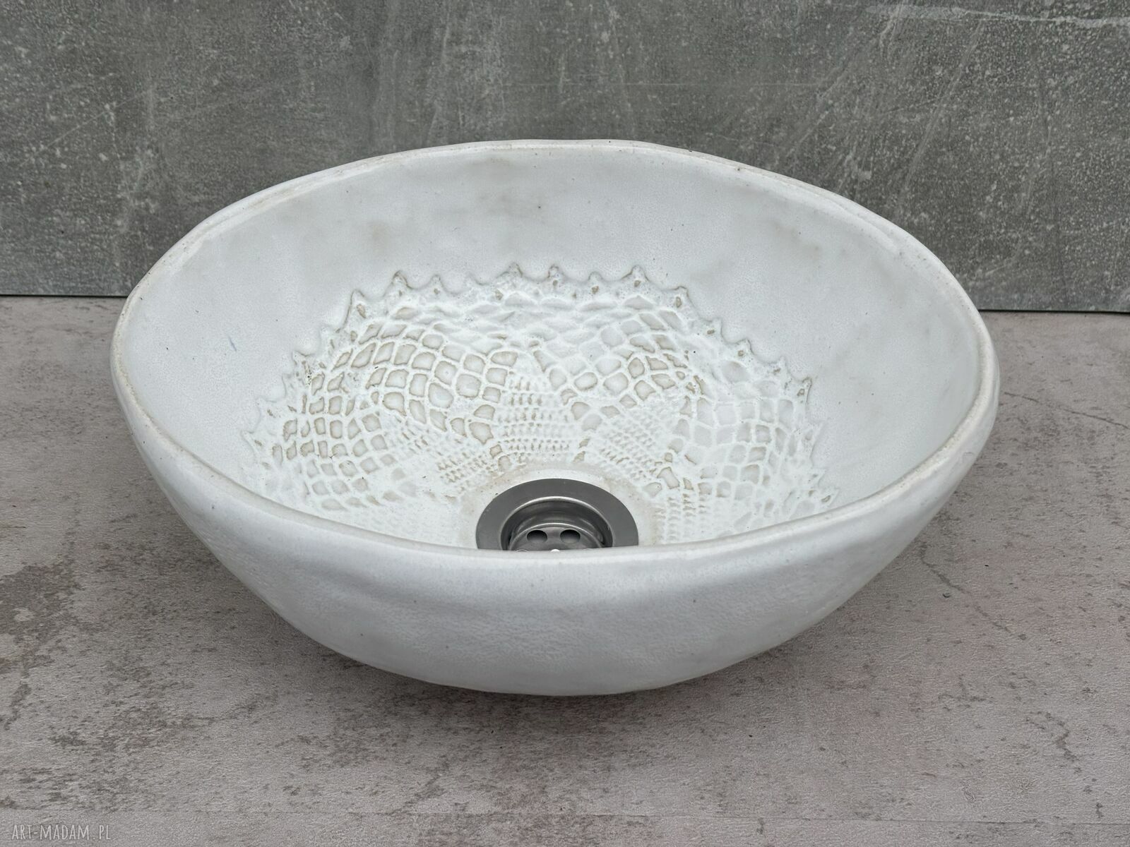 Ręcznie robiona umywalka ceramiczna w stylu folkowym z koronkową fakturą