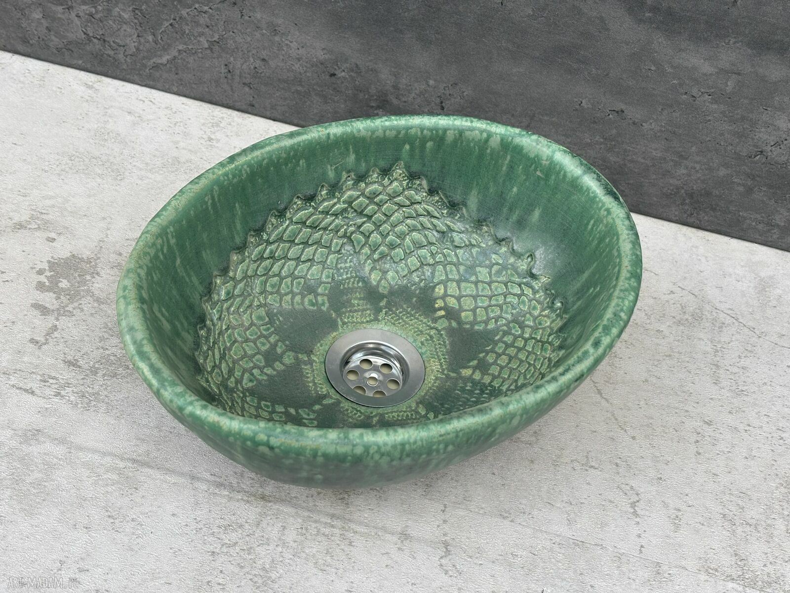 Ręcznie robiona umywalka ceramiczna w stylu folkowym z koronkową fakturą