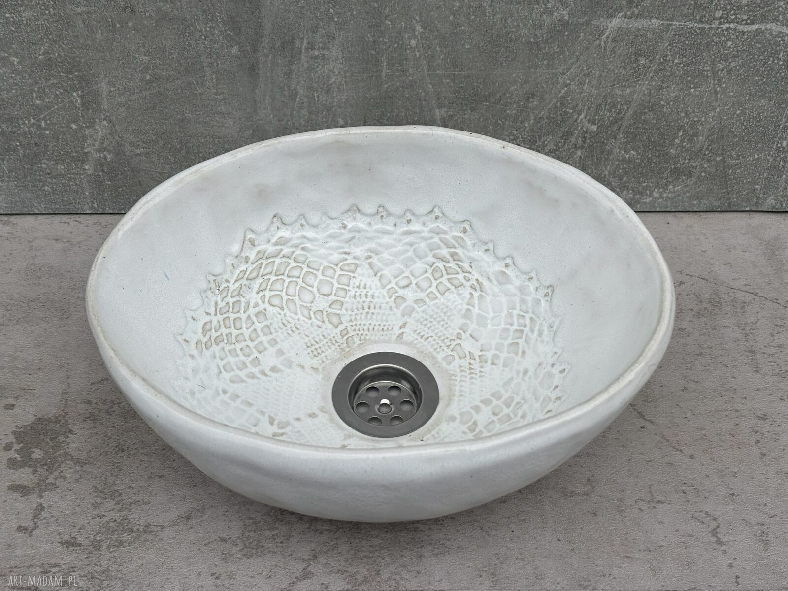 Ręcznie robiona umywalka ceramiczna w stylu folkowym z koronkową fakturą