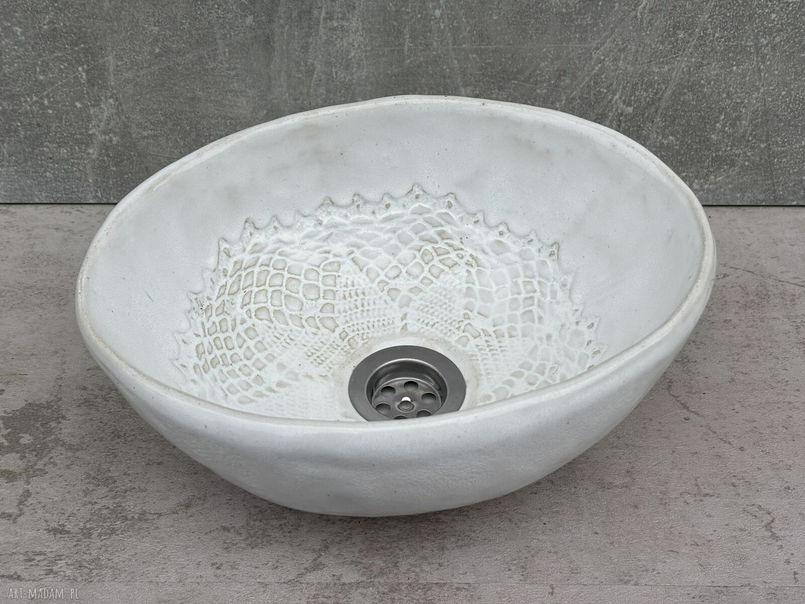 Ręcznie robiona umywalka ceramiczna w stylu folkowym z koronkową fakturą