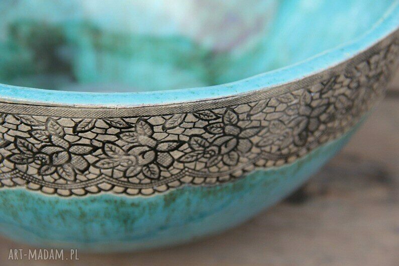 Ręcznie robiona umywalka ceramiczna w wiejskim stylu z koronkowym zdobieniem