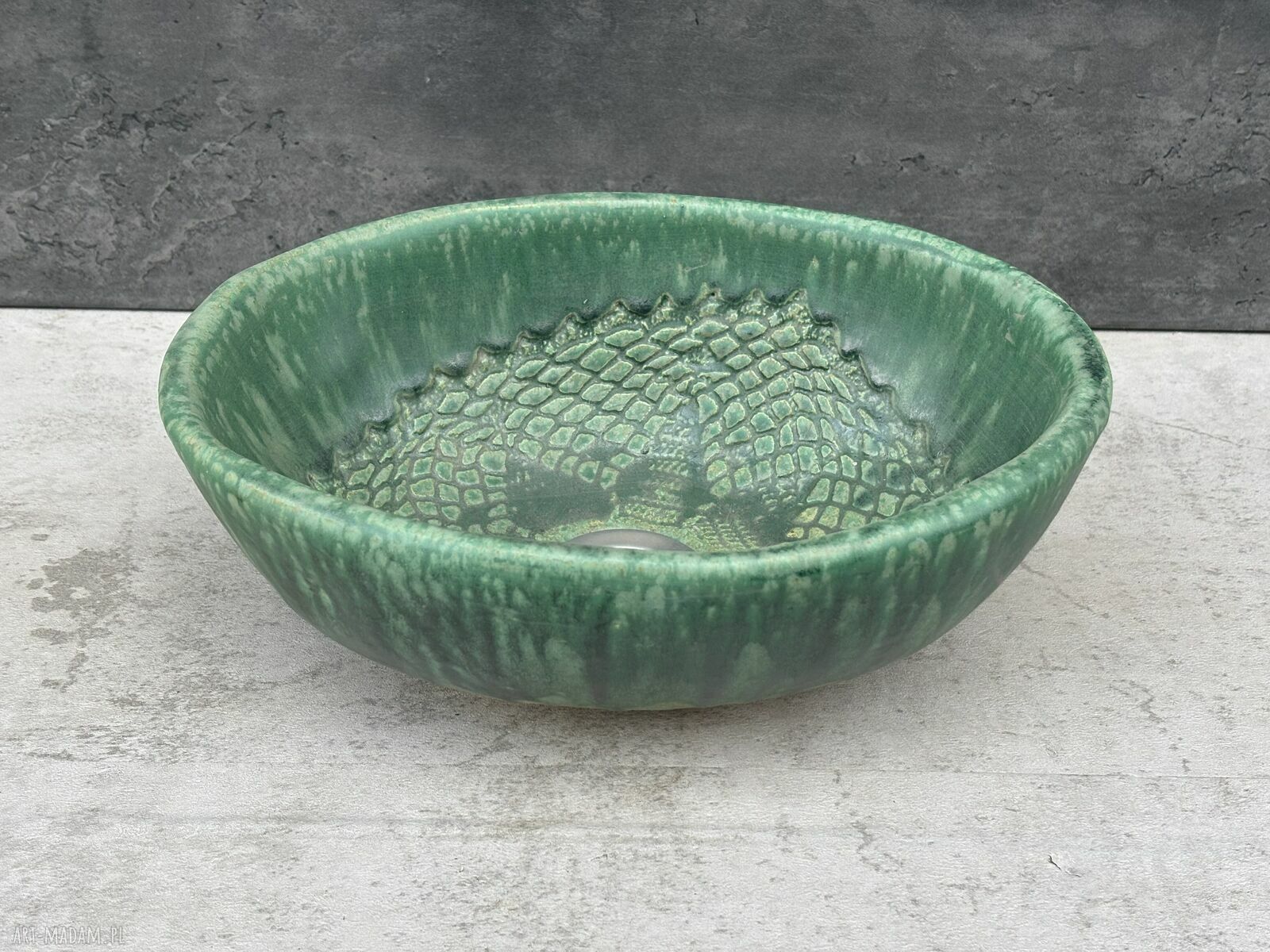 Ręcznie robiona umywalka ceramiczna w stylu folkowym z koronkową fakturą