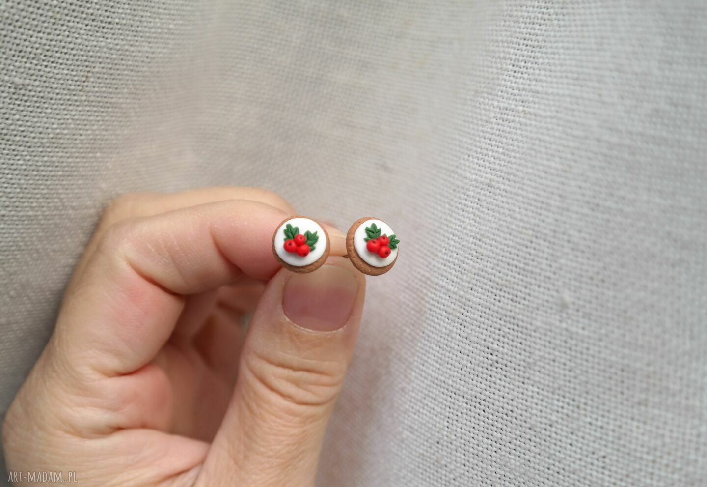 Świąteczne kolczyki pierniki z ostrokrzewem i czerwonymi jagodami - handmade