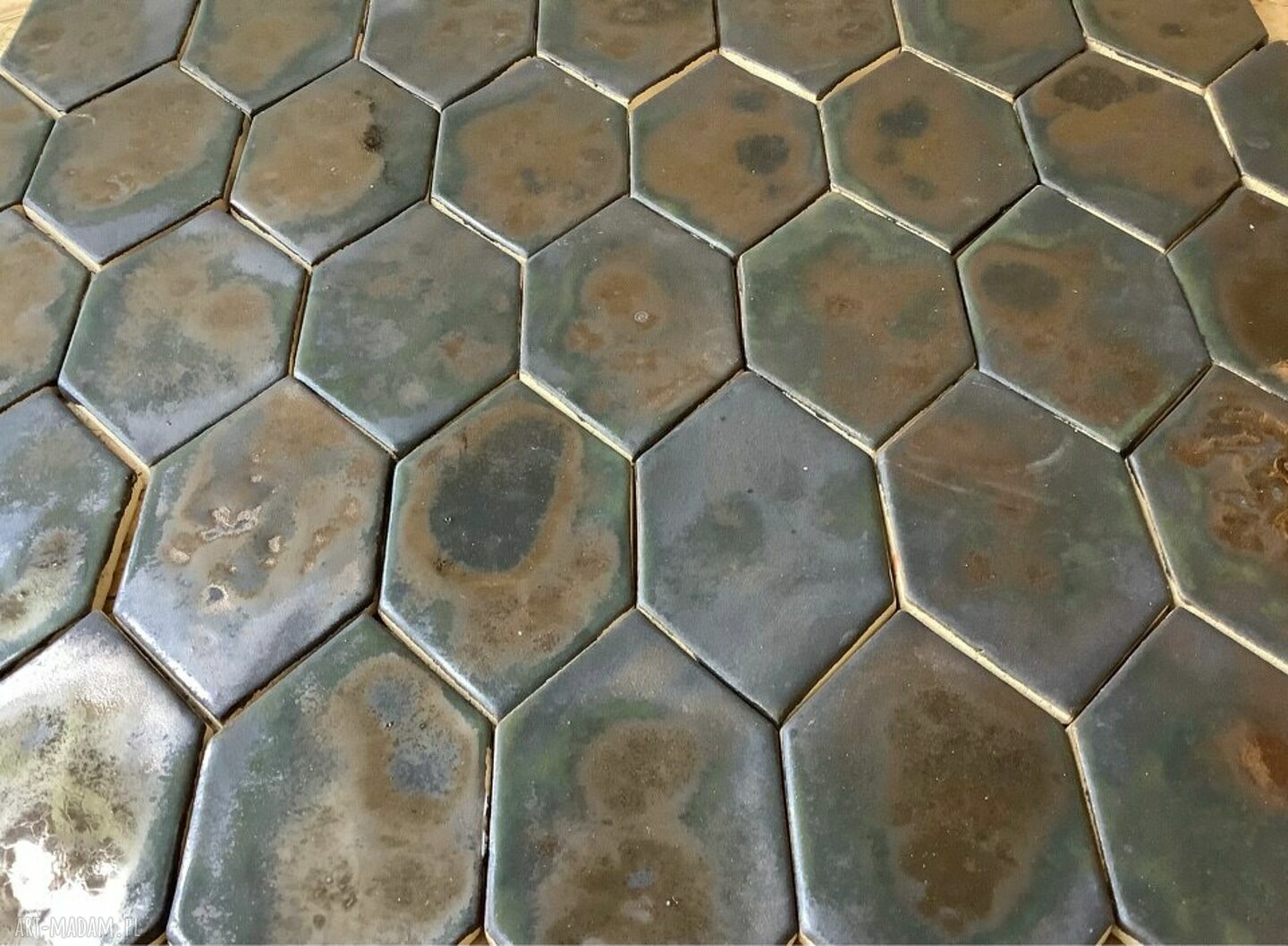 Ręcznie robione płytki ceramiczne „Skóra węża” - ciepły, elegancki efekt na Twojej ścianie