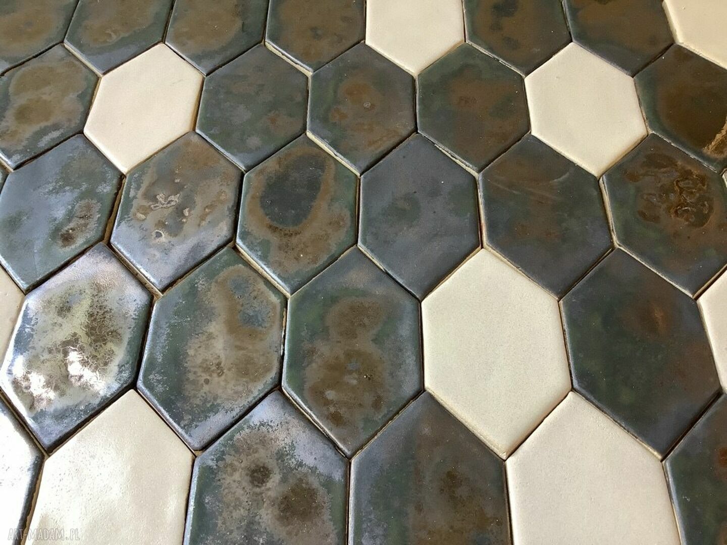 Ręcznie robione płytki ceramiczne „Skóra węża” - ciepły, elegancki efekt na Twojej ścianie