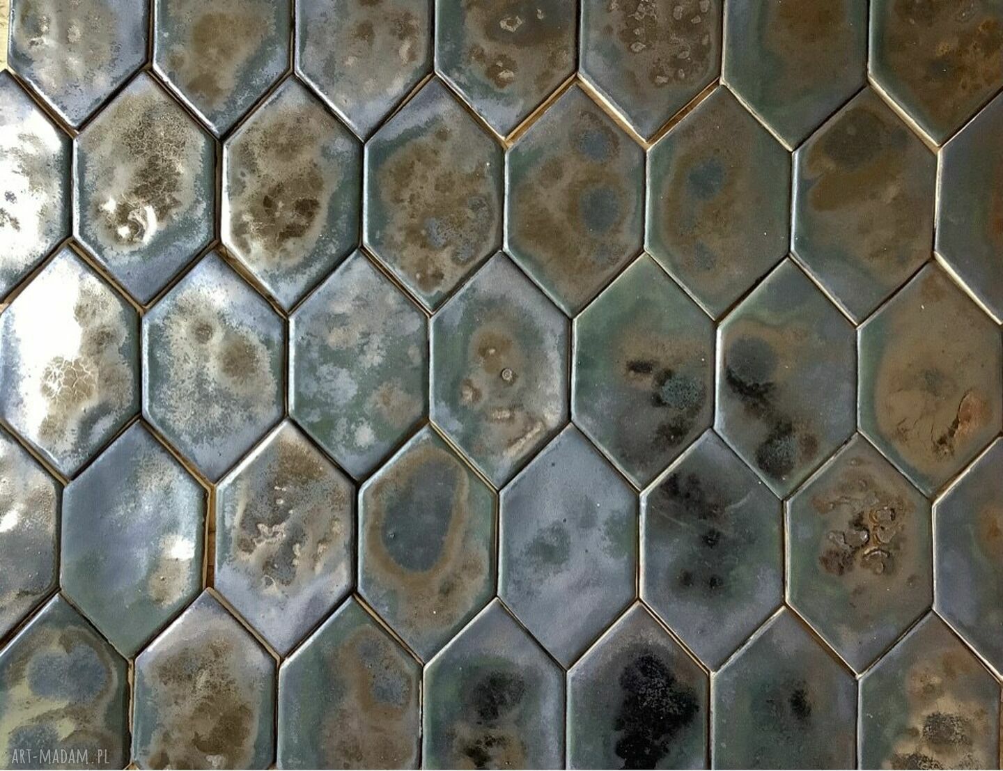 Ręcznie robione płytki ceramiczne „Skóra węża” - ciepły, elegancki efekt na Twojej ścianie