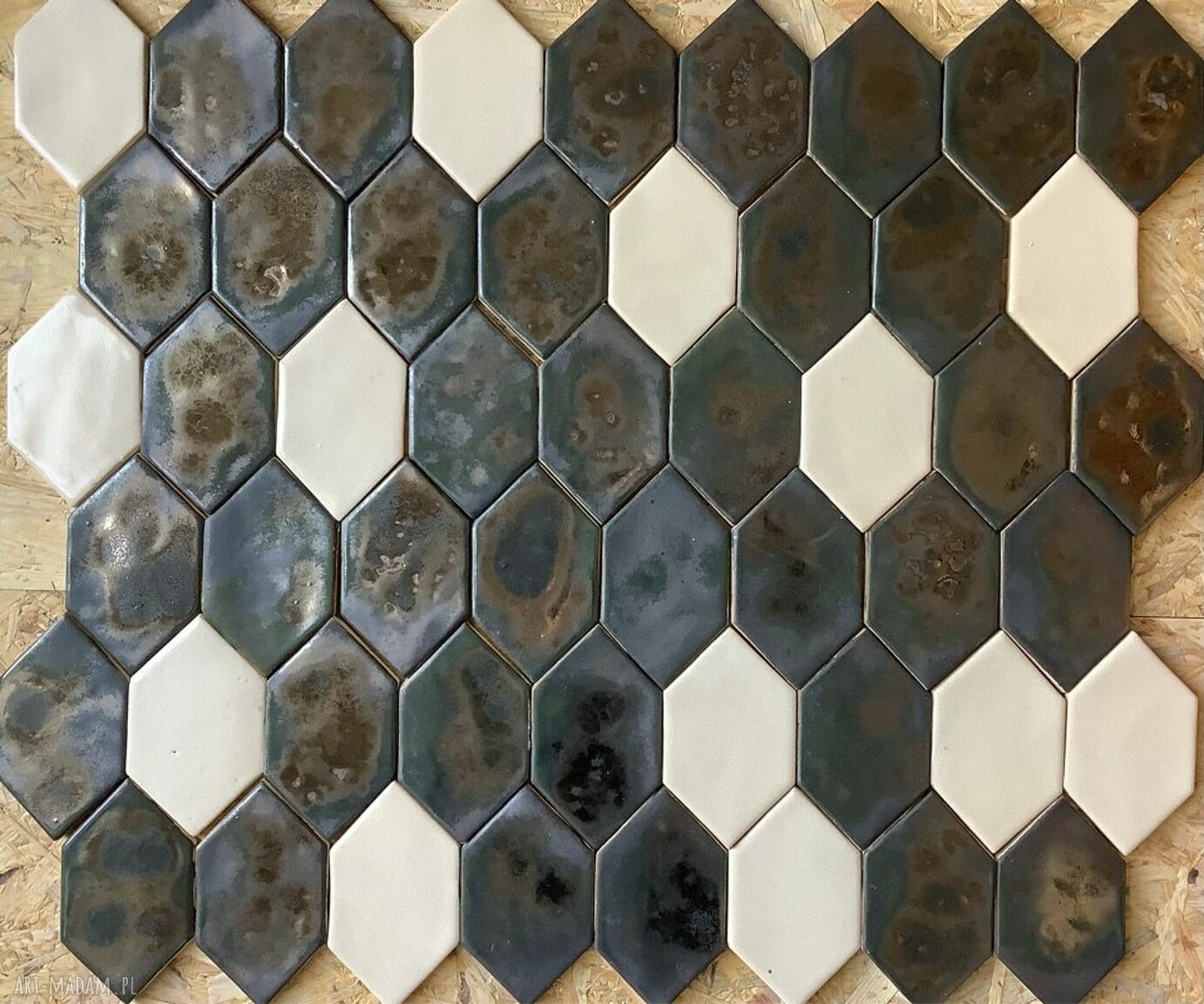 Ręcznie robione płytki ceramiczne „Skóra węża” - ciepły, elegancki efekt na Twojej ścianie