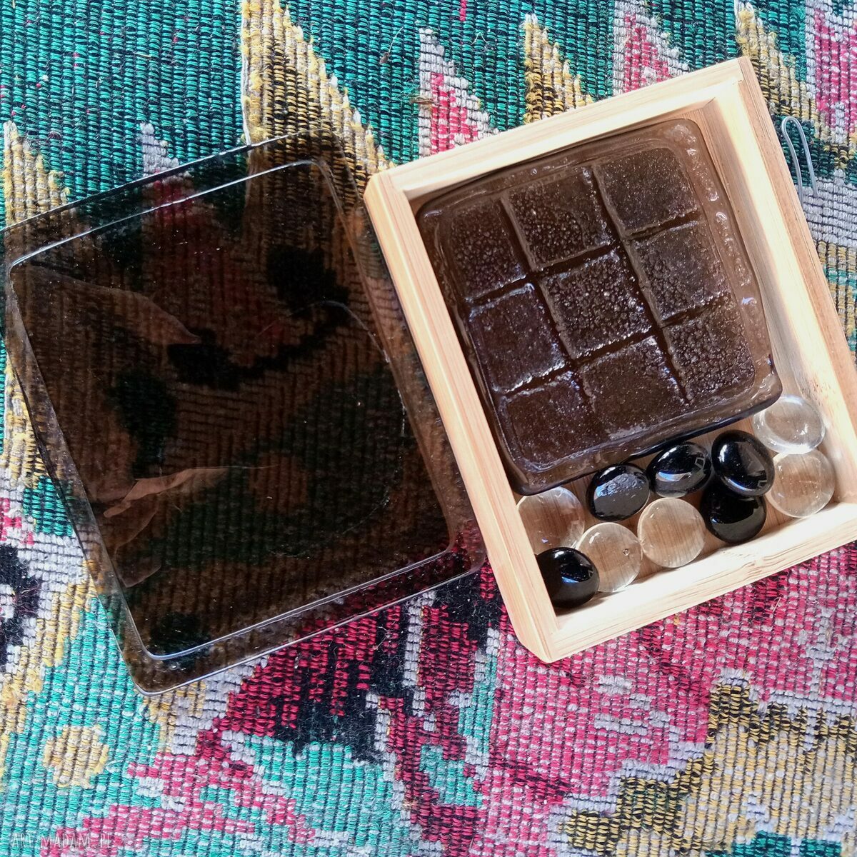 Ręcznie wykonana gra Tic Tac Toe ze szkła w drewnianym pudełku ze szklanym wieczkiem