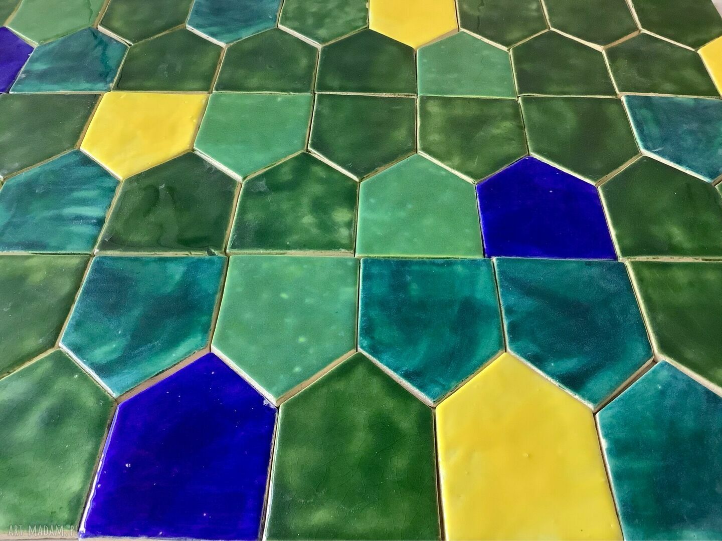 Ręcznie wykonane kafelki ceramiczne „W zbożu” jako dekoracje ścienne