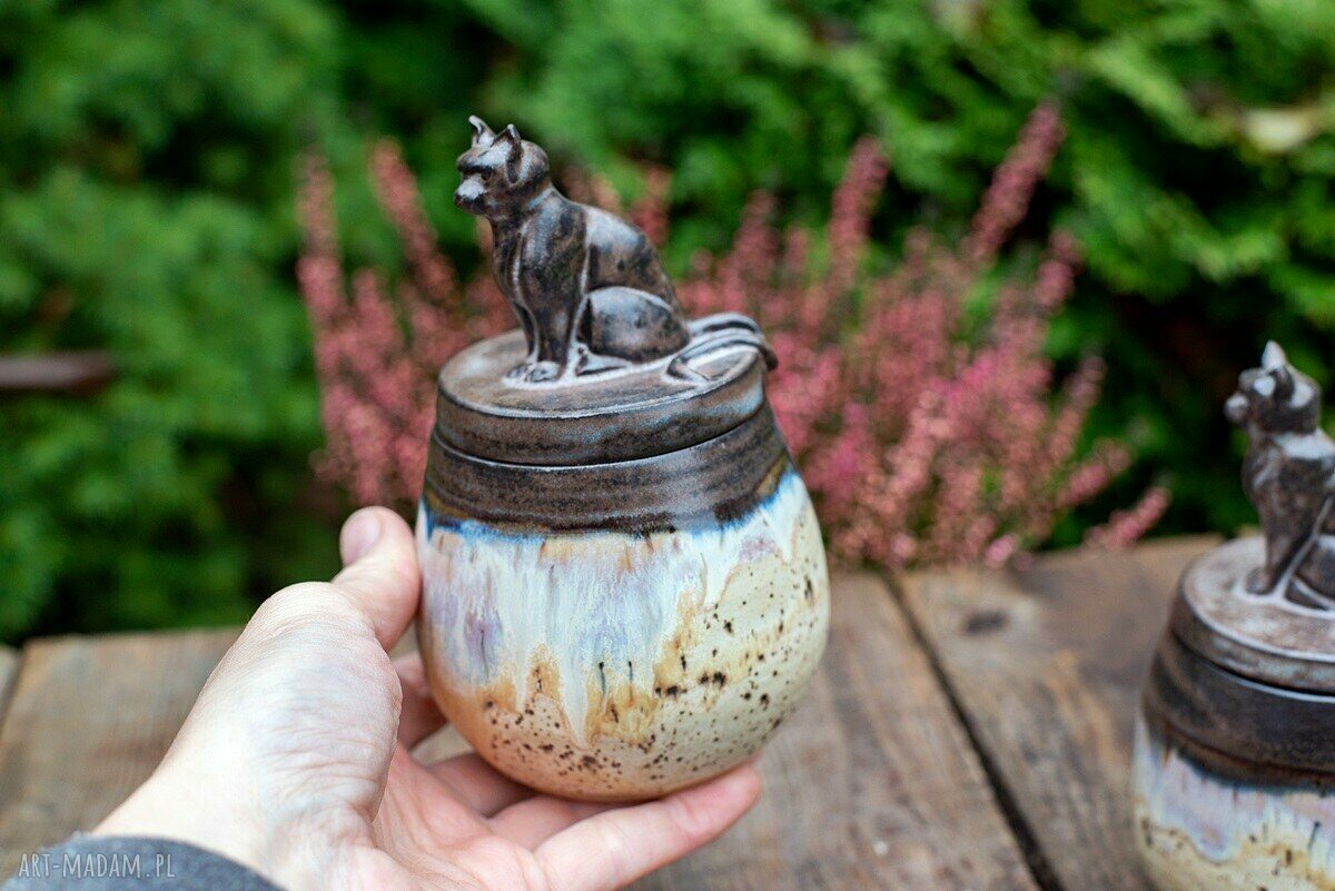 Ręcznie robiona cukiernica z figurką kota Azul Horse - zielone szkliwa