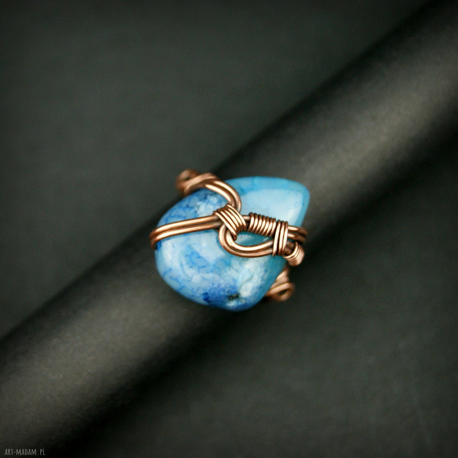 Regulowany pierścionek z dużym niebieskim agatem w wire wrapping
