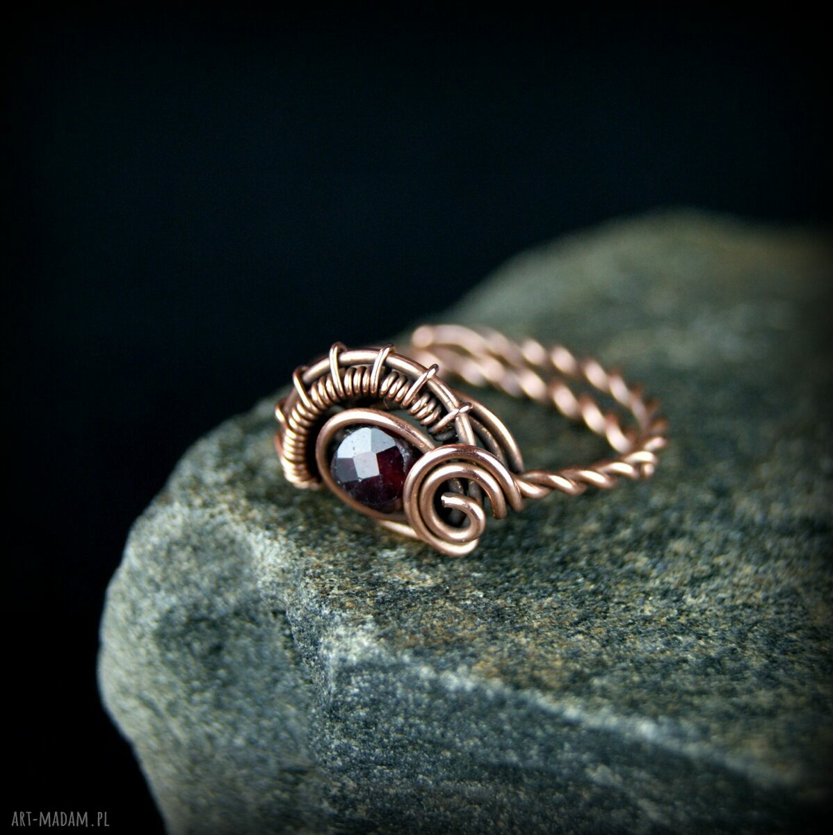 Granatowy pierścionek regulowany z miedzi dla niej - wire wrapping