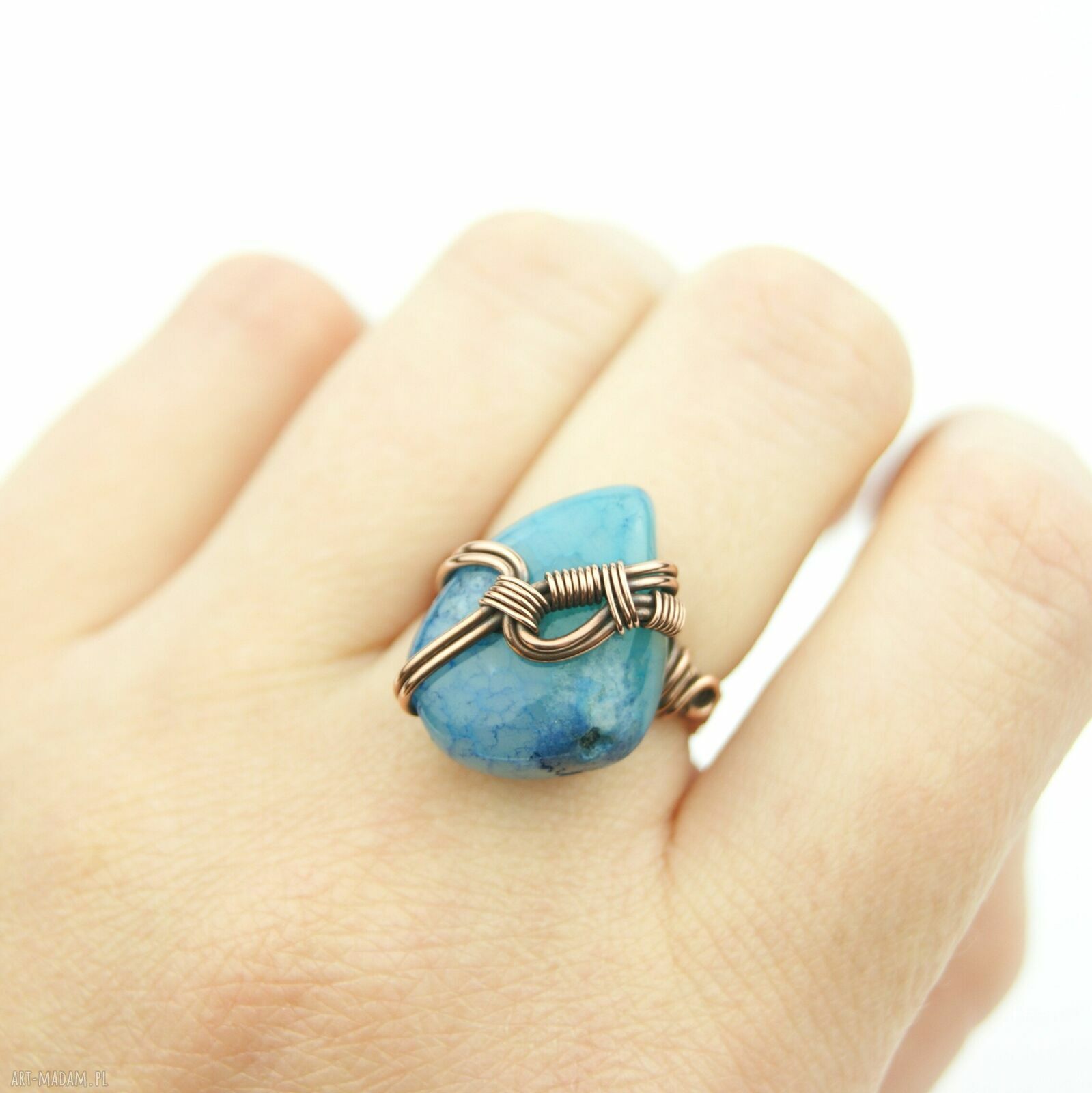 Regulowany pierścionek z dużym niebieskim agatem w wire wrapping