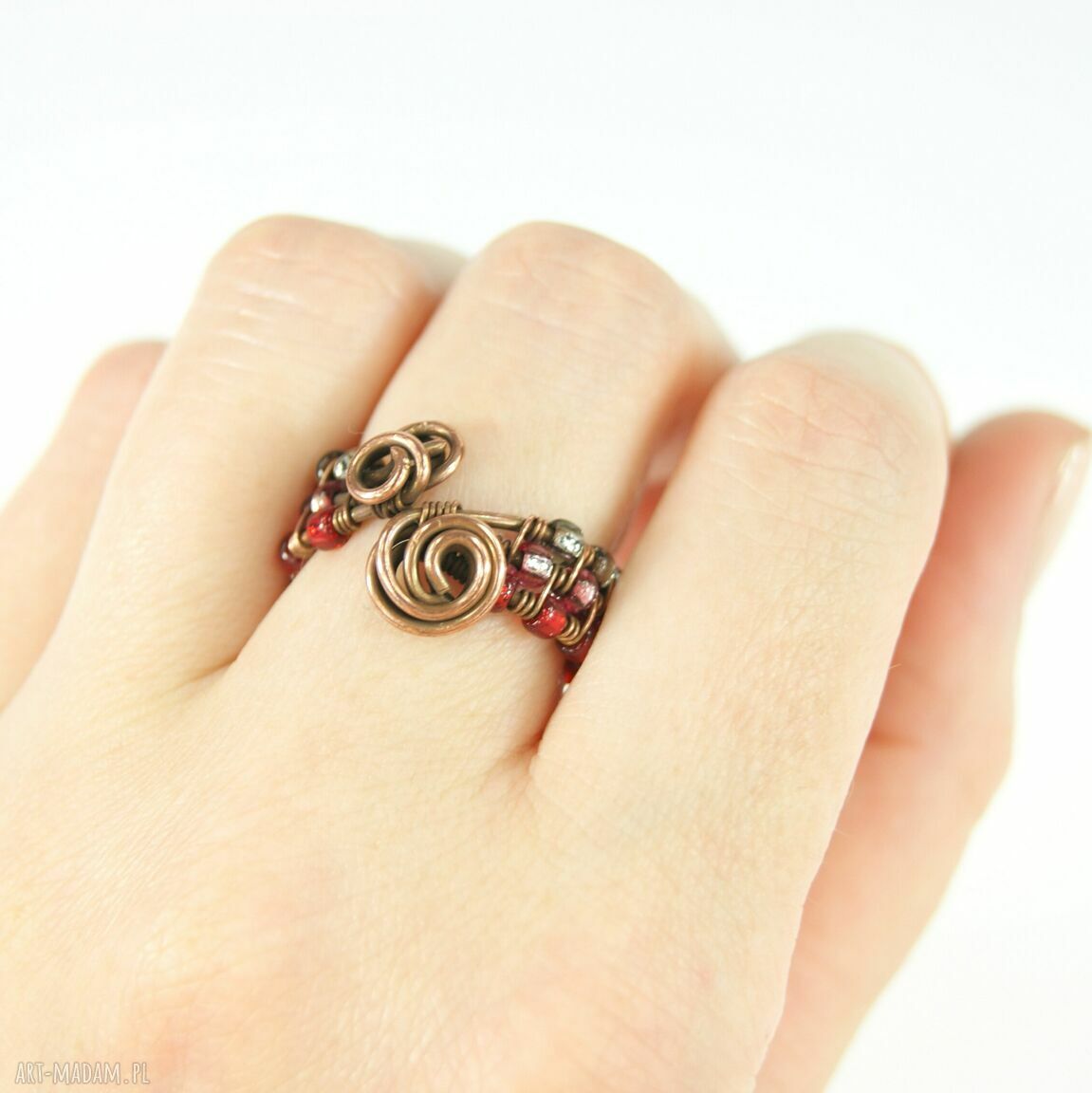 Regulowany pierścionek z Toho w technice wire wrapping z oksydowanej miedzi
