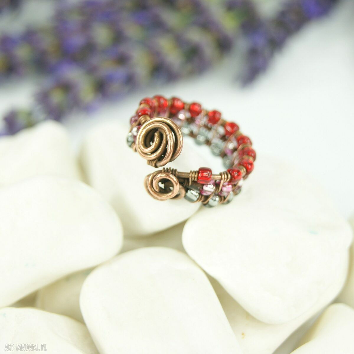 Regulowany pierścionek z Toho w technice wire wrapping z oksydowanej miedzi