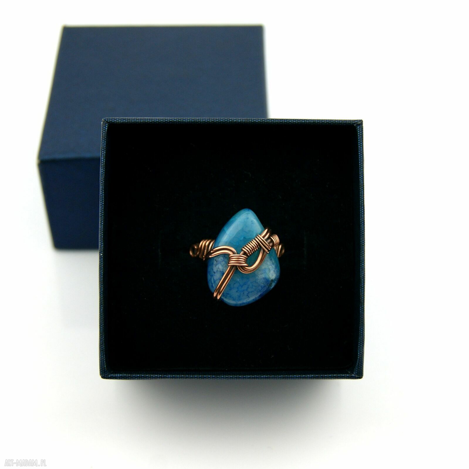 Regulowany pierścionek z dużym niebieskim agatem w wire wrapping