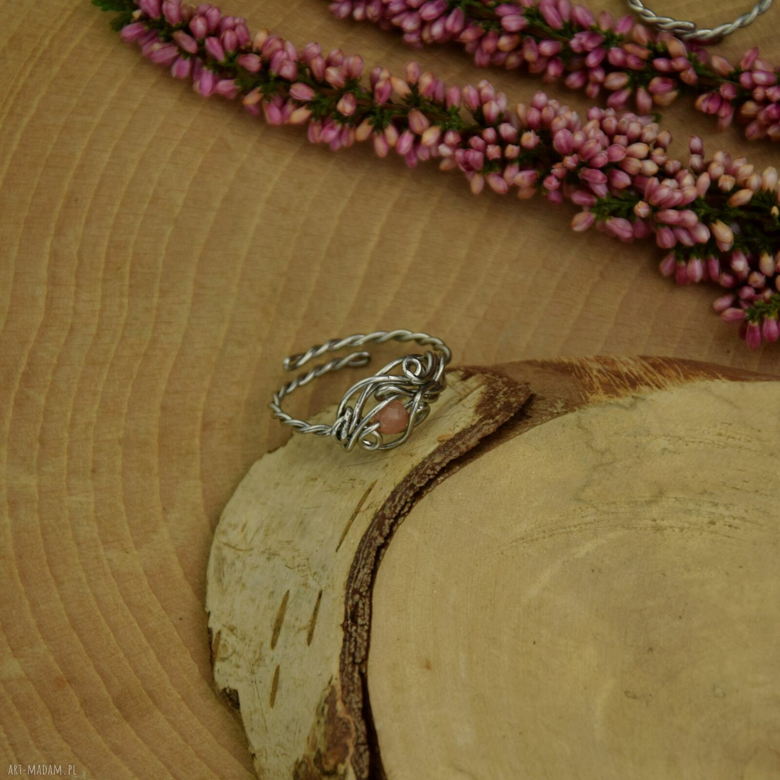 Regulowany pierścionek z kamieniem słonecznym w technice wire wrapping