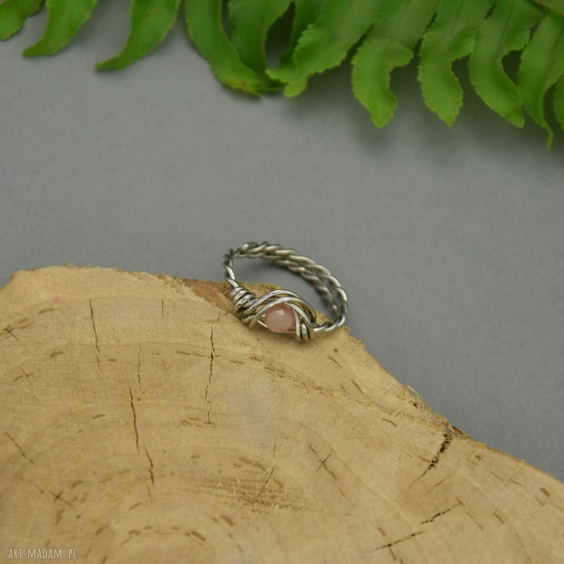 Regulowany pierścionek z kamieniem słonecznym w wire wrapping