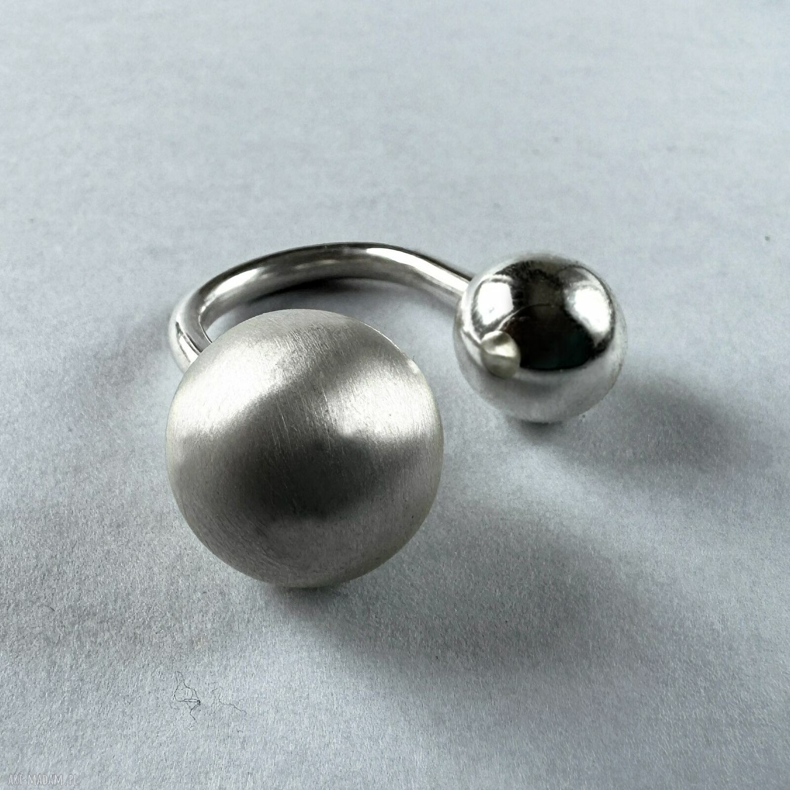 Regulowany pierścionek z kulkami 16 mm i 12 mm - srebro 925