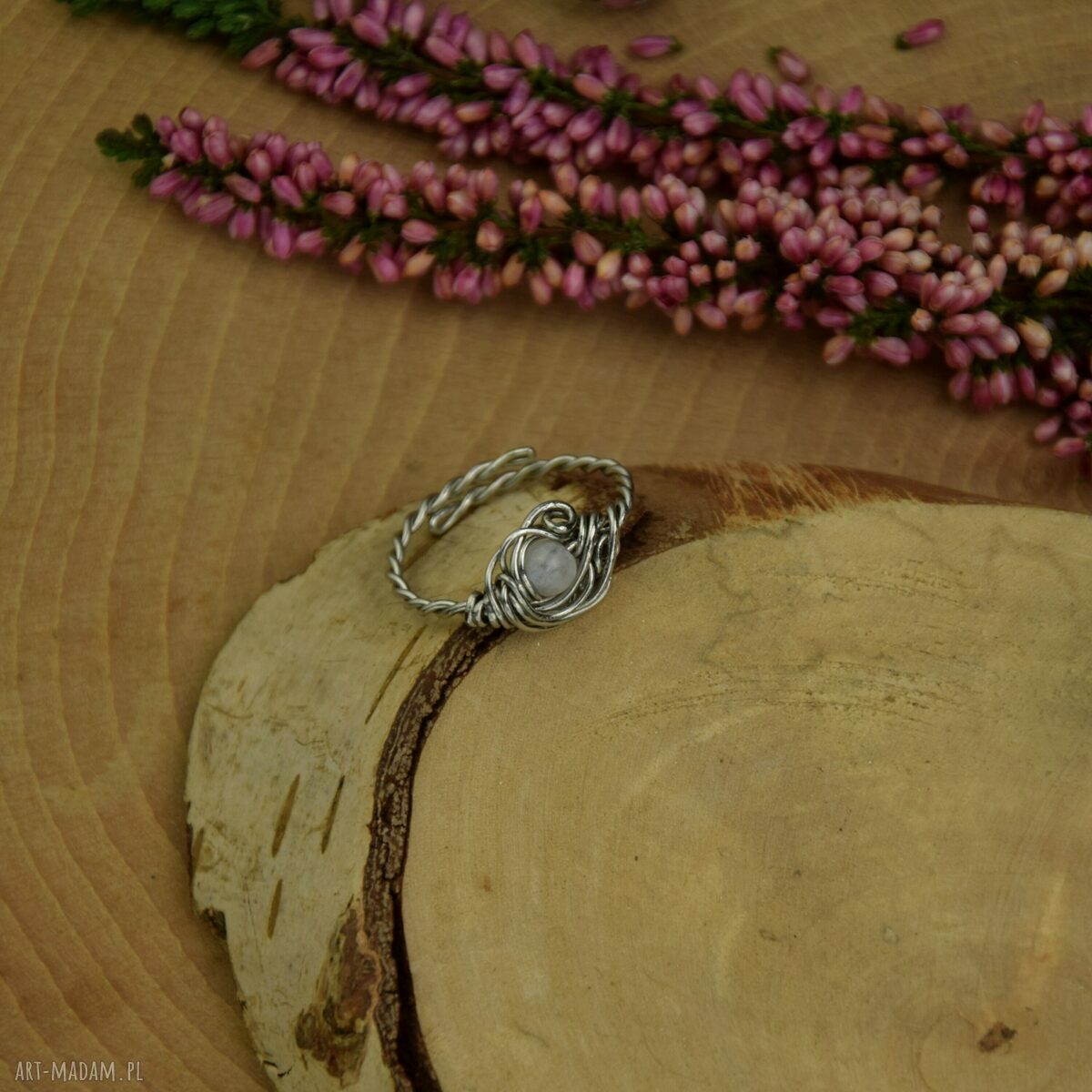 Regulowany pierścionek z kamieniem księżycowym - wire wrapping ze stali chirurgicznej
