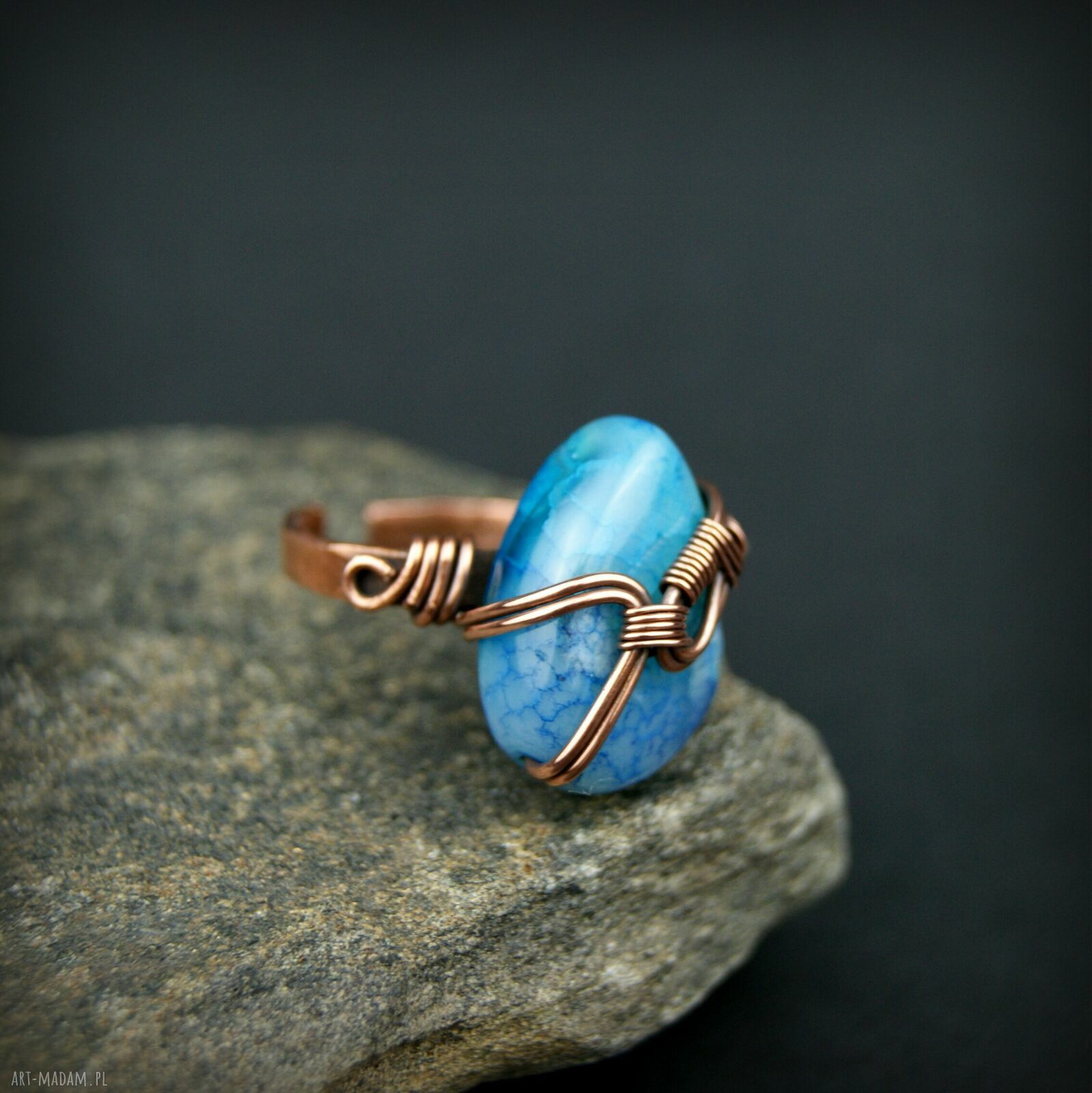 Regulowany pierścionek z dużym niebieskim agatem w wire wrapping