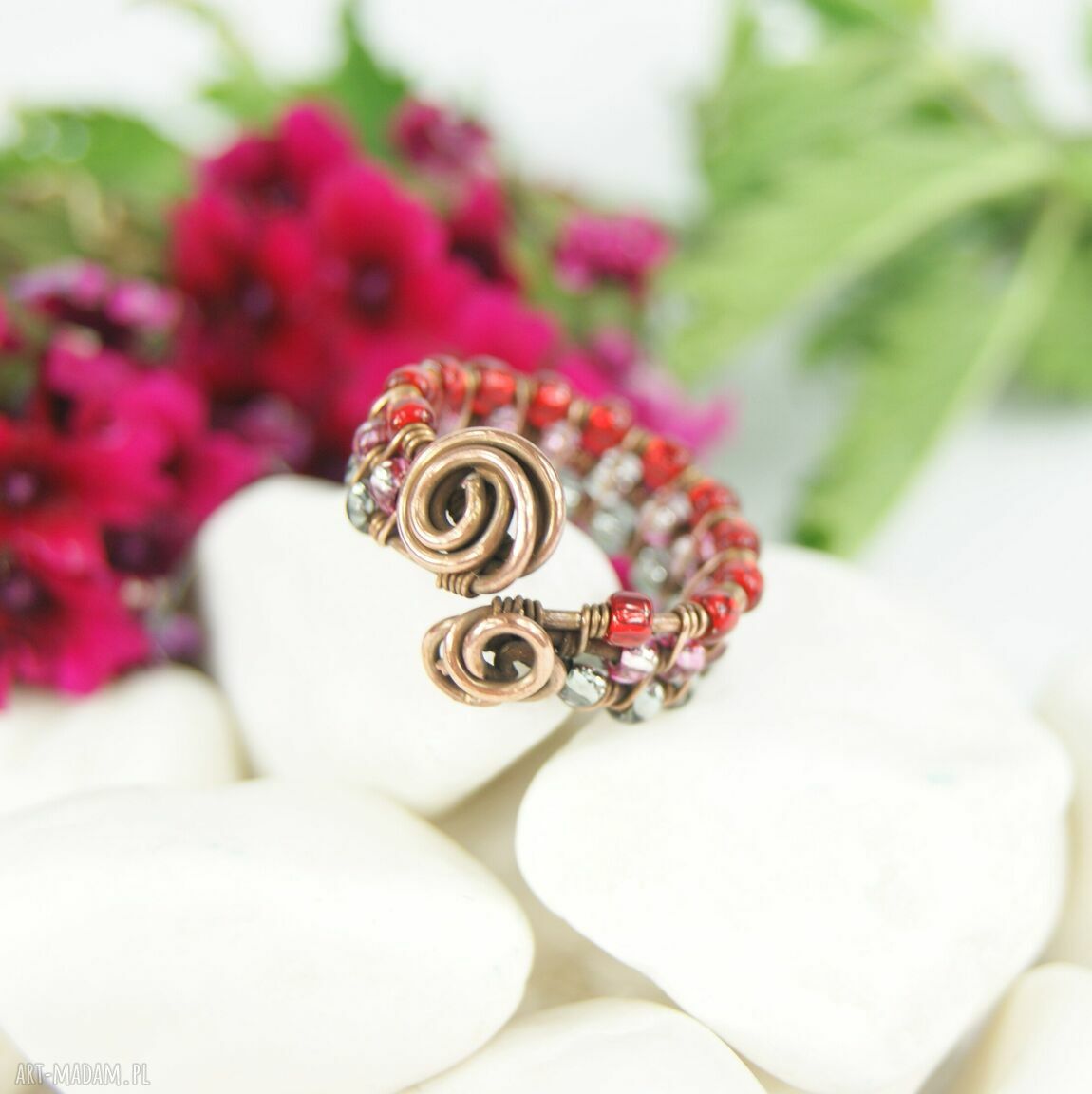 Regulowany pierścionek z Toho w technice wire wrapping z oksydowanej miedzi