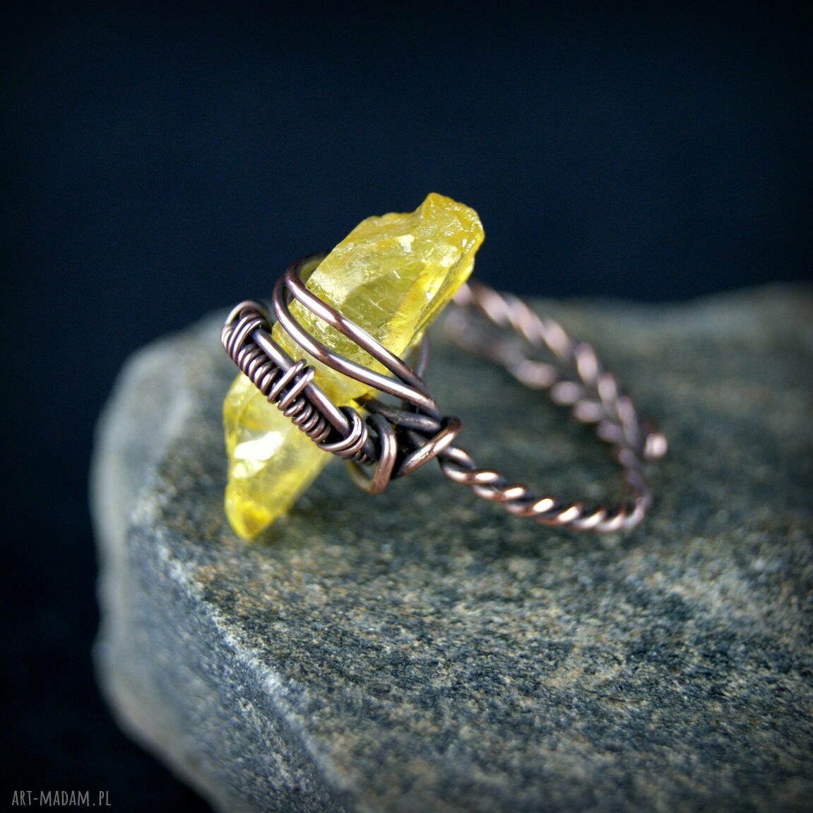 Regulowany pierścionek z kwarcem tytanowym - wire wrapping z miedzią