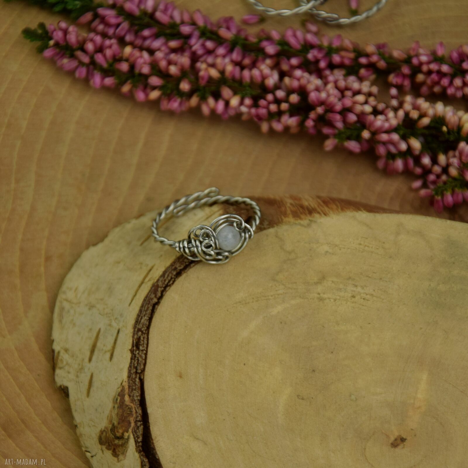Regulowany pierścionek z kamieniem księżycowym - wire wrapping ze stali chirurgicznej