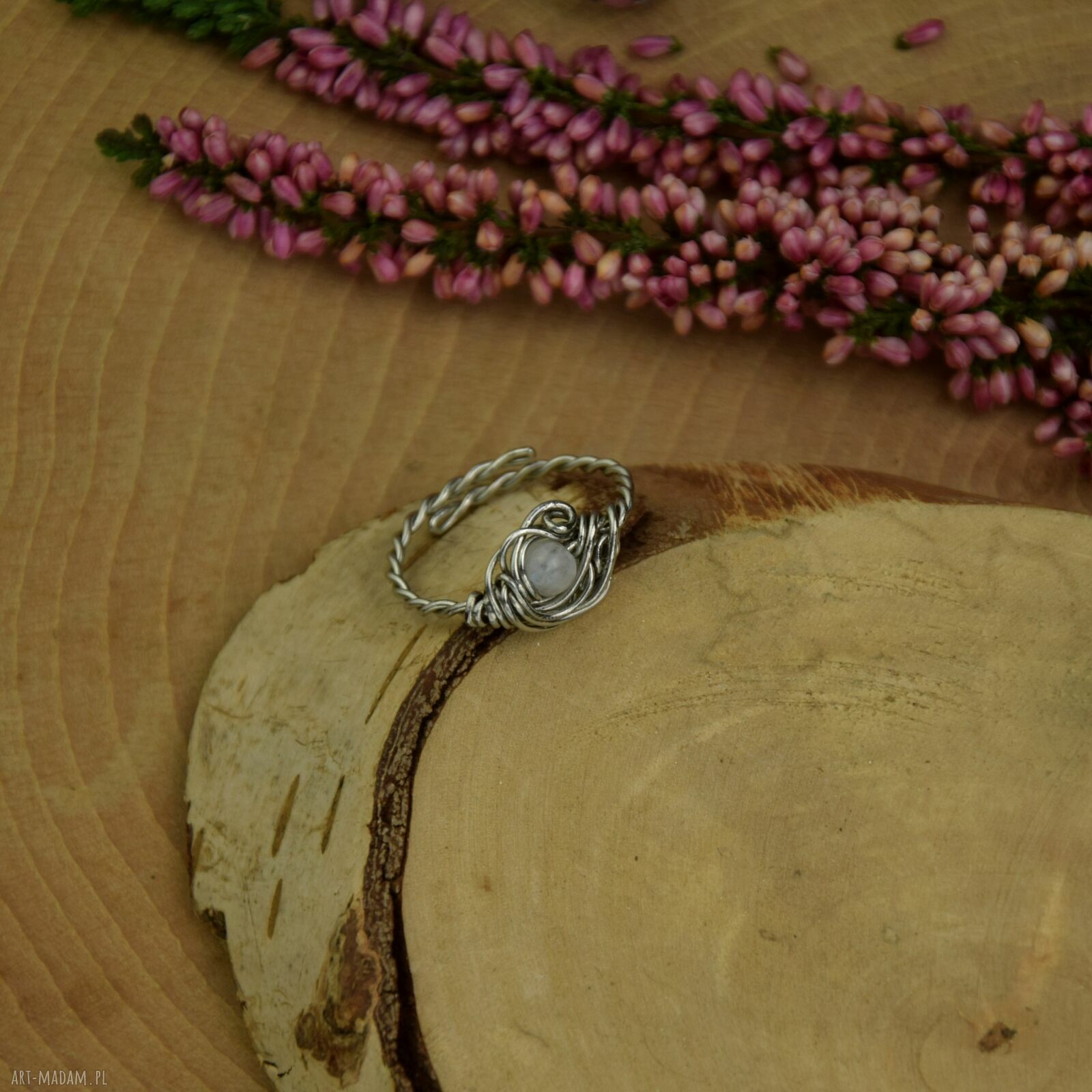 Regulowany pierścionek z kamieniem księżycowym w technice wire wrapping