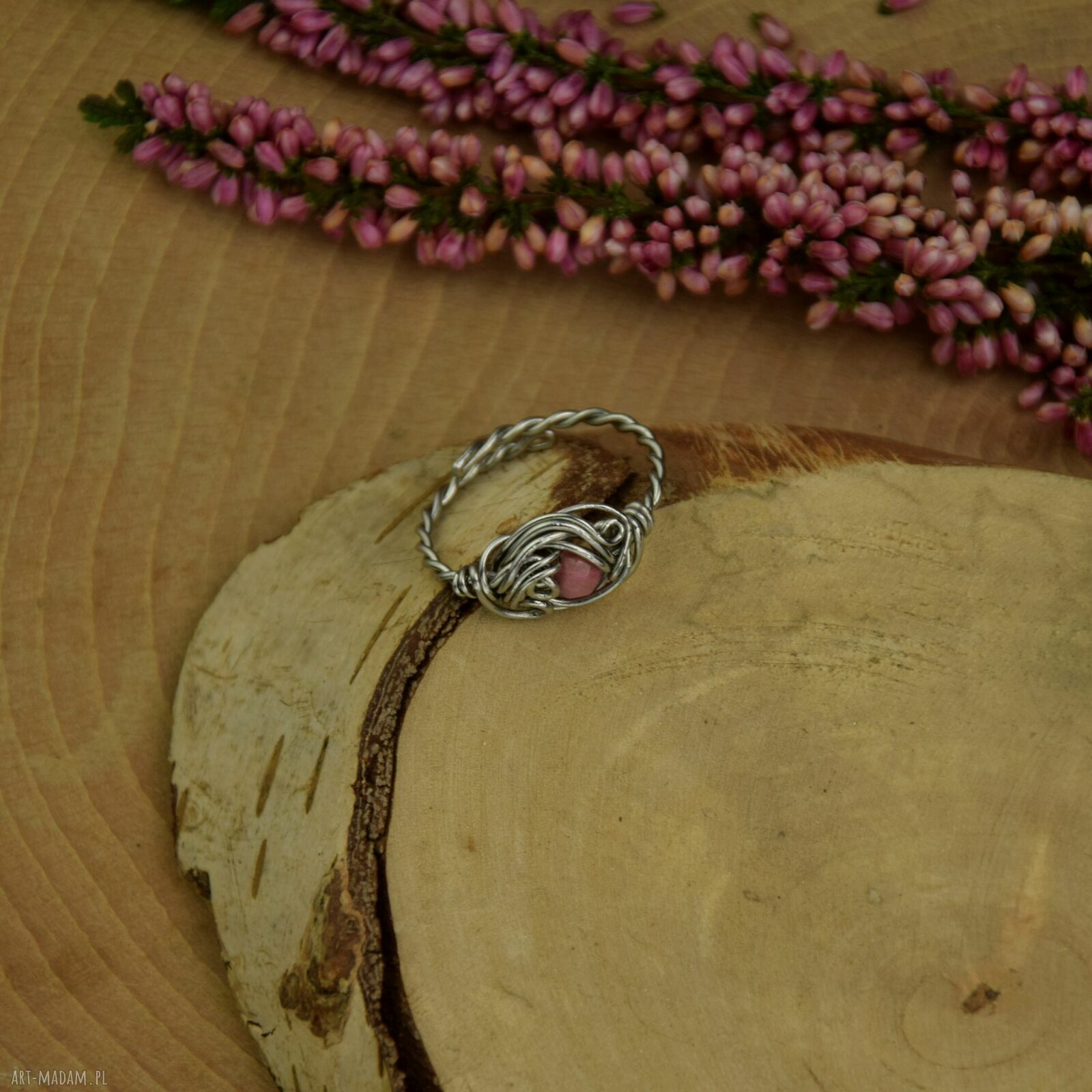 Pierścionek regulowany różowy rodonit - wire wrapping ze stali chirurgicznej