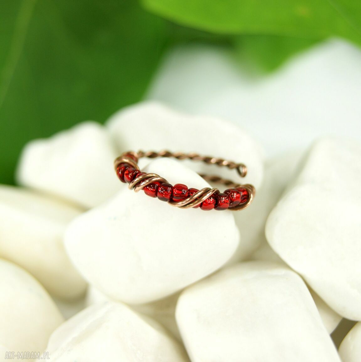 Regulowany pierścionek z Toho - wire wrapping z oksydowanej miedzi w czerwieni