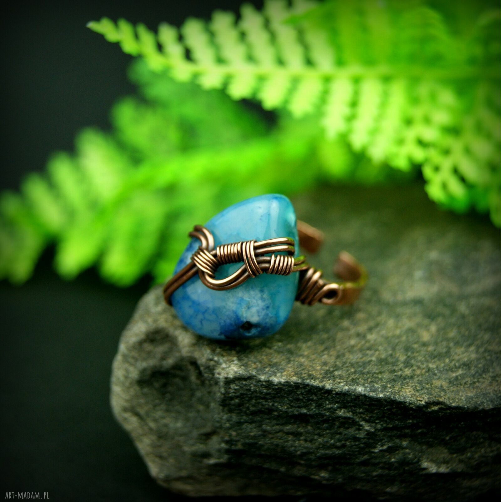 Regulowany pierścionek z dużym niebieskim agatem w wire wrapping