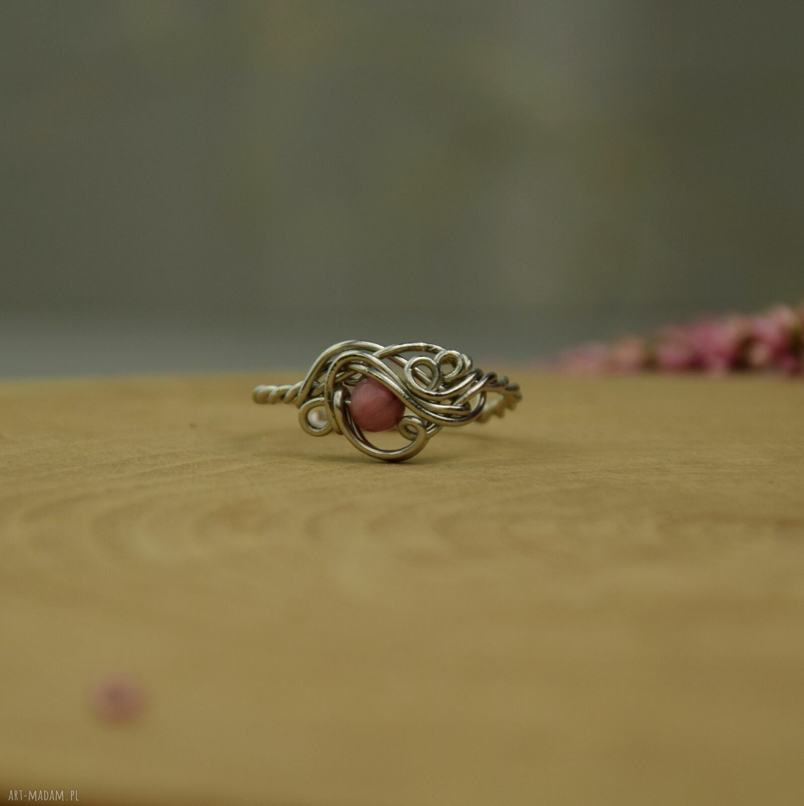 Pierścionek regulowany z różowego rodonitu (wire wrapping) - stal chirurgiczna