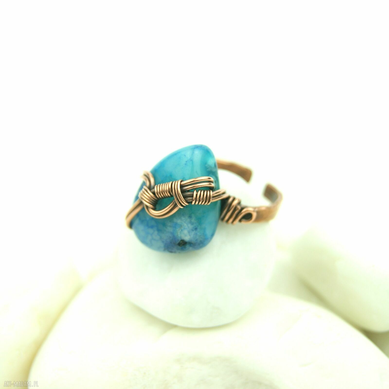 Regulowany pierścionek z dużym niebieskim agatem w wire wrapping