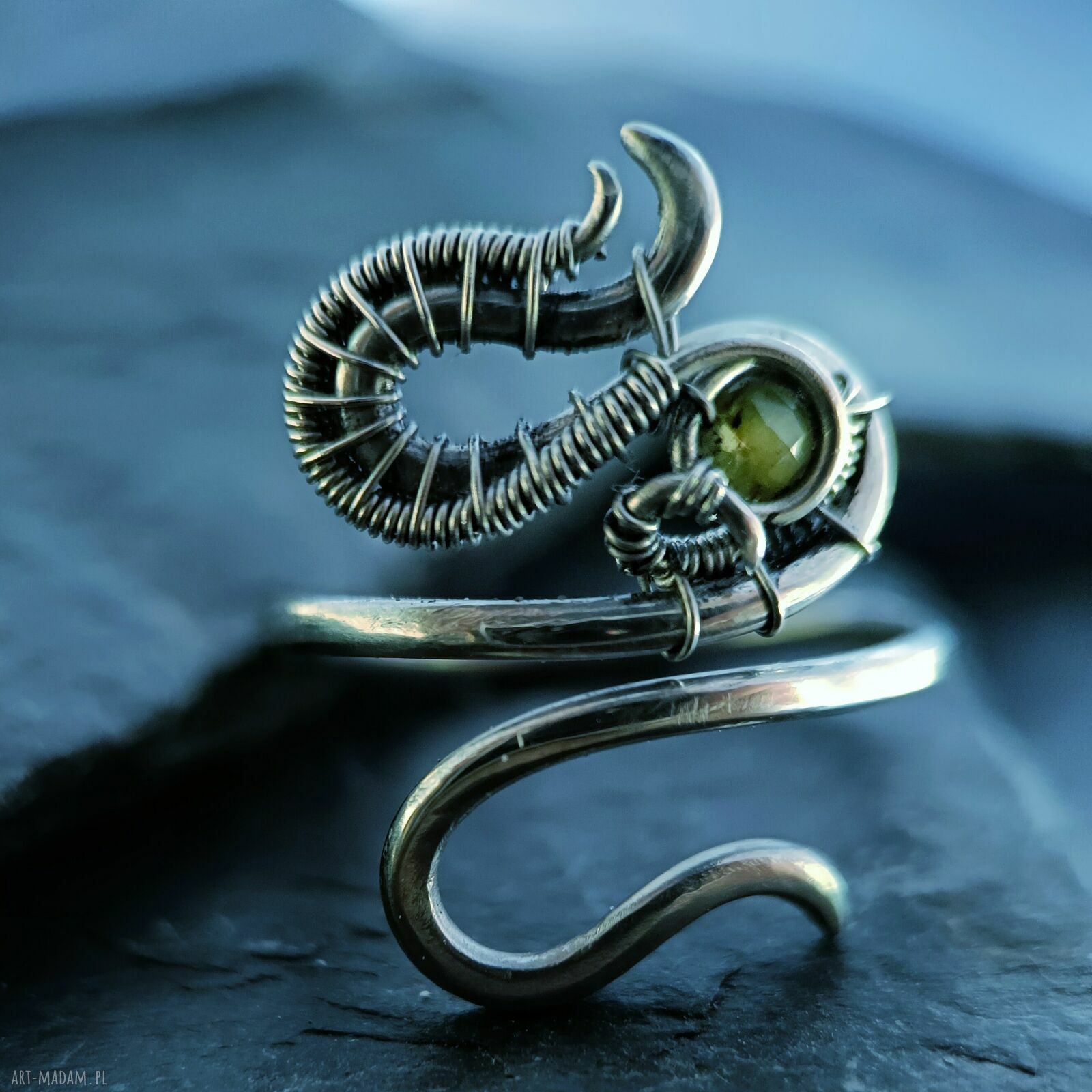 Regulowany pierścionek Fantasy ze szmaragdem na stali 316L - wire wrapping