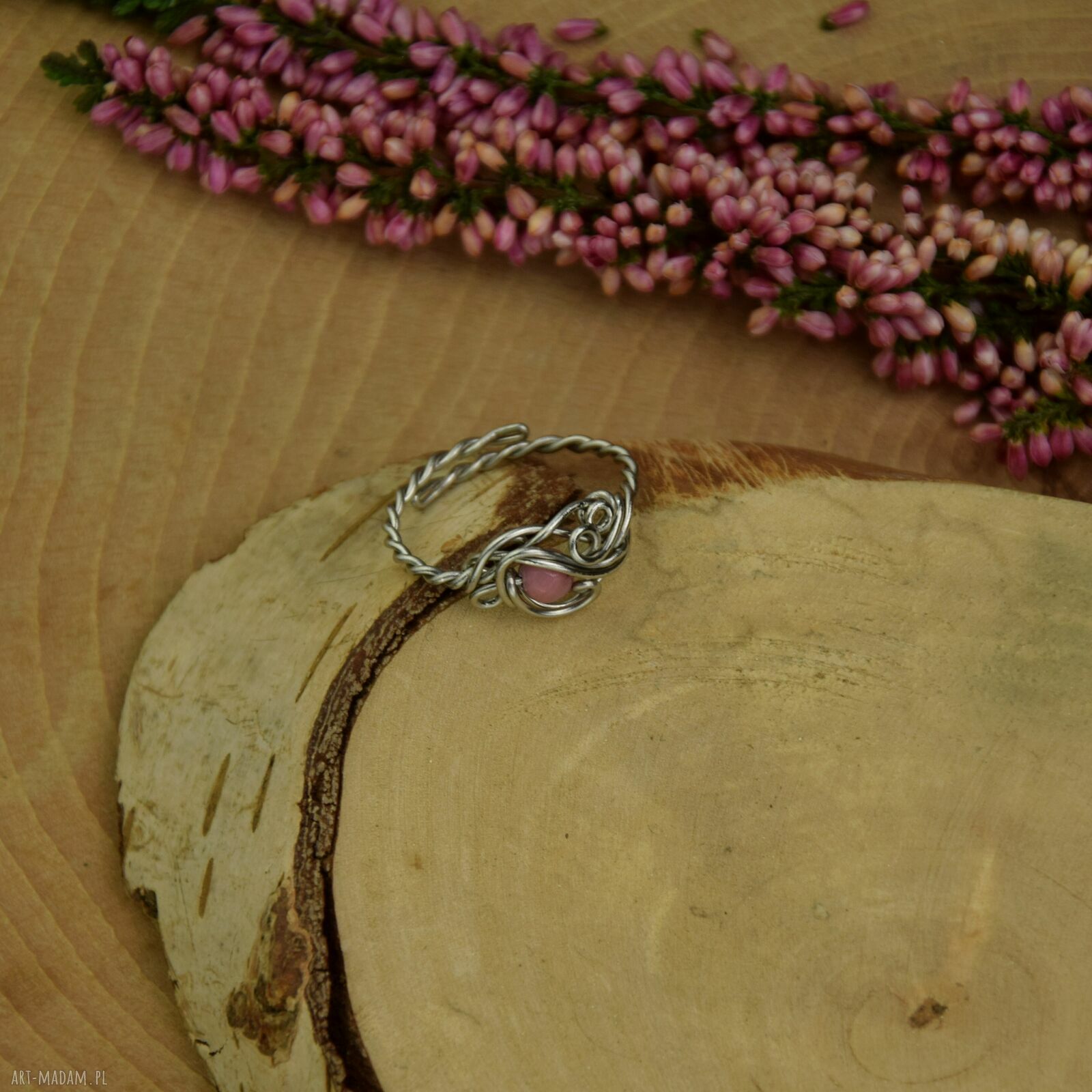 Pierścionek regulowany z różowego rodonitu (wire wrapping) - stal chirurgiczna