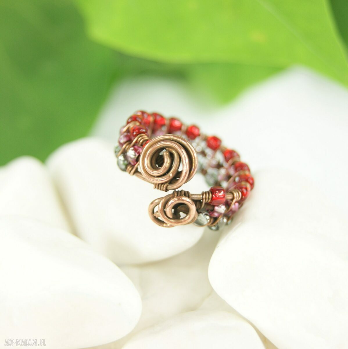 Regulowany pierścionek z Toho w technice wire wrapping z oksydowanej miedzi
