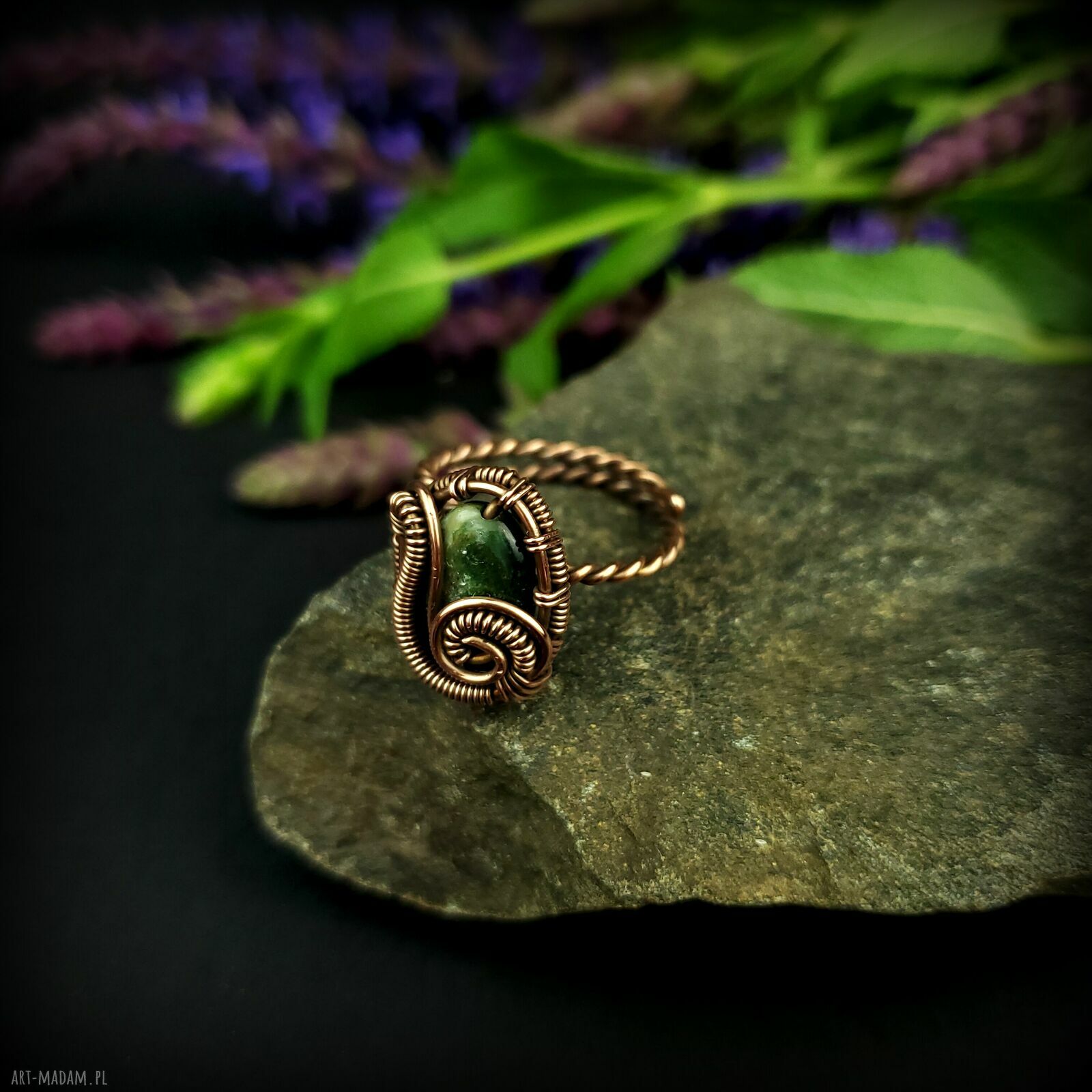 Szmaragdowy pierścionek regulowany z oksydowanej miedzi - rękodzieło wire wrapping
