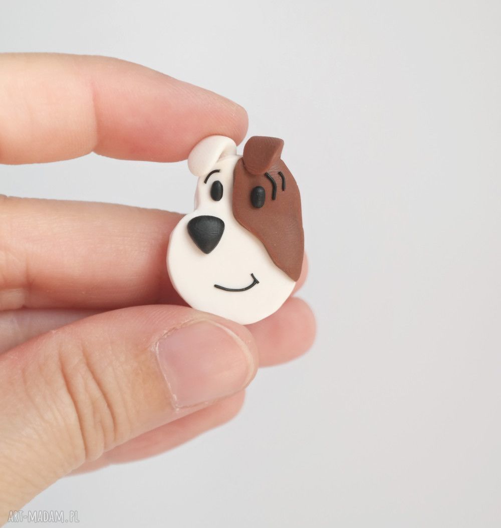 Broszka Reksio z modeliny Fimo ręcznie ulepiona biżuteria