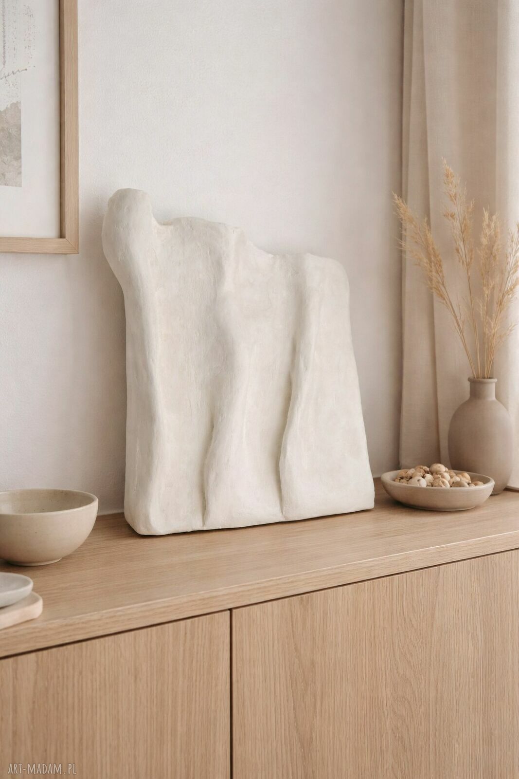 Biały relief 3D - minimalistyczna płaskorzeźba w ciepłej bieli