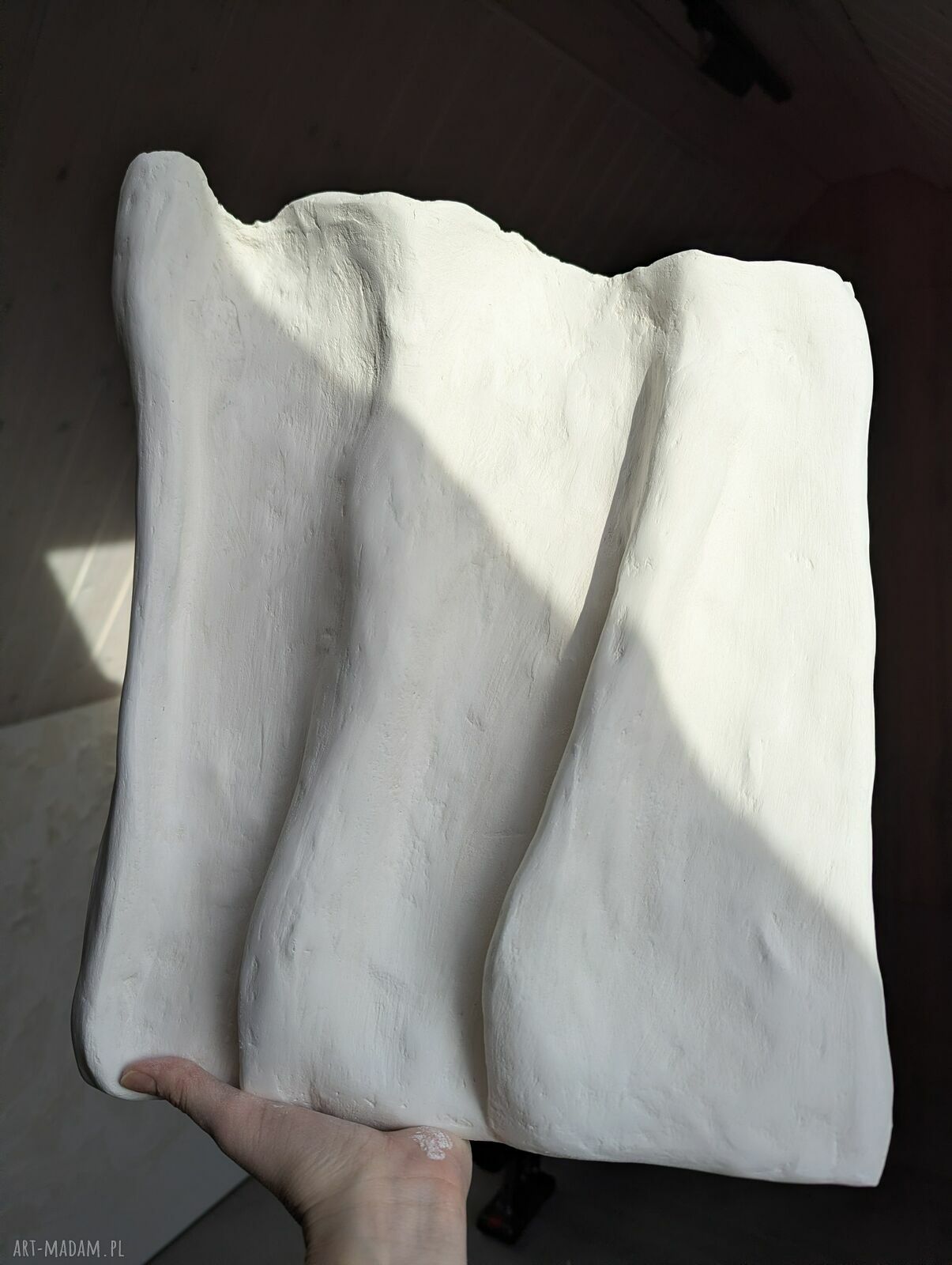 Biały relief 3D - minimalistyczna płaskorzeźba w ciepłej bieli
