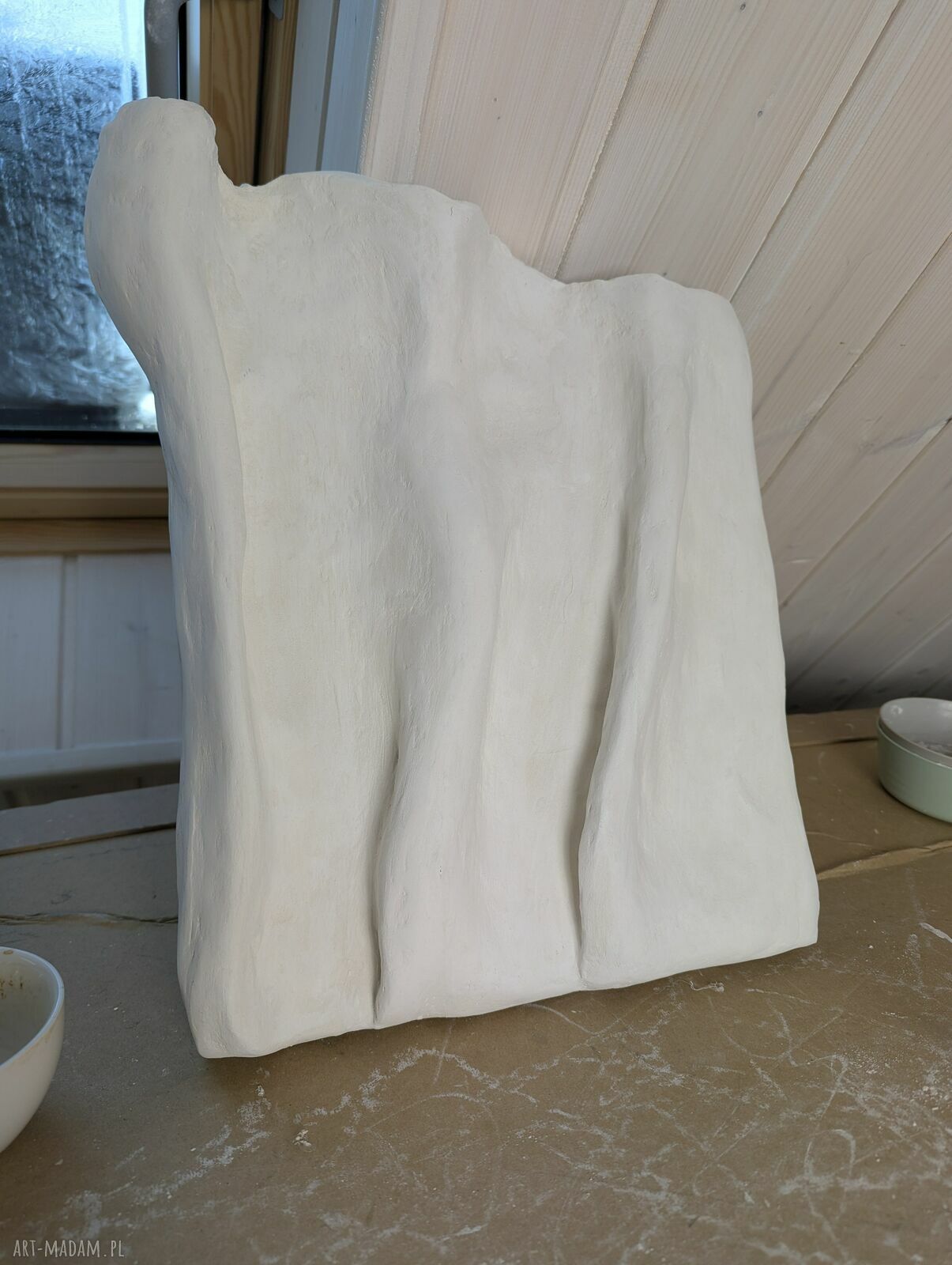 Biały relief 3D - minimalistyczna płaskorzeźba w ciepłej bieli