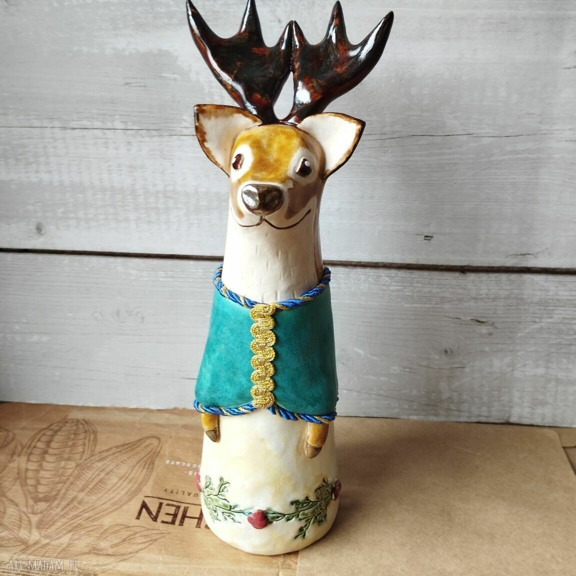 Renifer w świątecznym kubraczku - ceramika handmade
