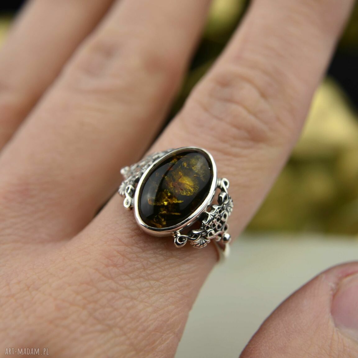 Retro: delikatny pierścionek z ciemnym bursztynem SREBRO
