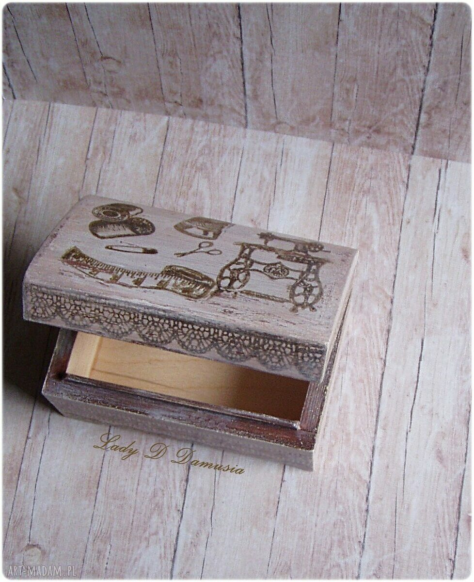 Retro Shabby Chic Niciarka - ręcznie zdobiony kuferek z drewna sosnowego