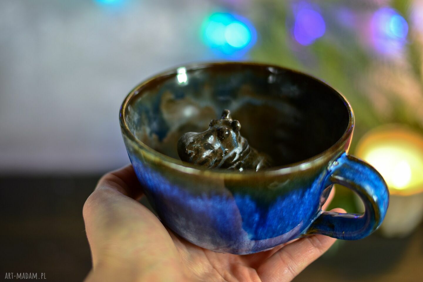 Niebieska filiżanka ceramiczna z figurką hipopotama Azul Horse - 400 ml (z talerzykiem)