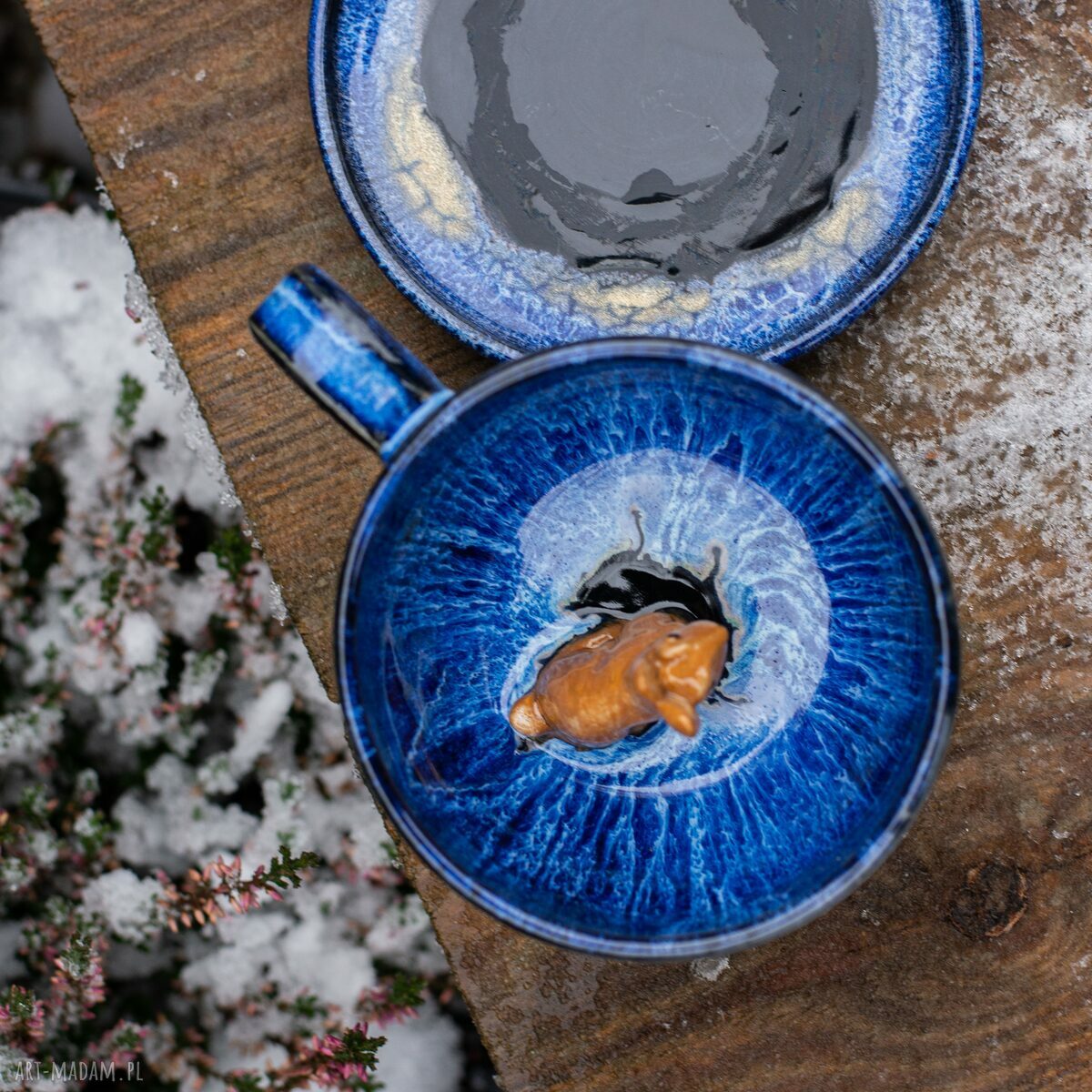 Rezerwacja - Filiżanka z figurką królika Kasjopea (ok. 300 ml) - beżowa ceramika handmade z talerzykiem
