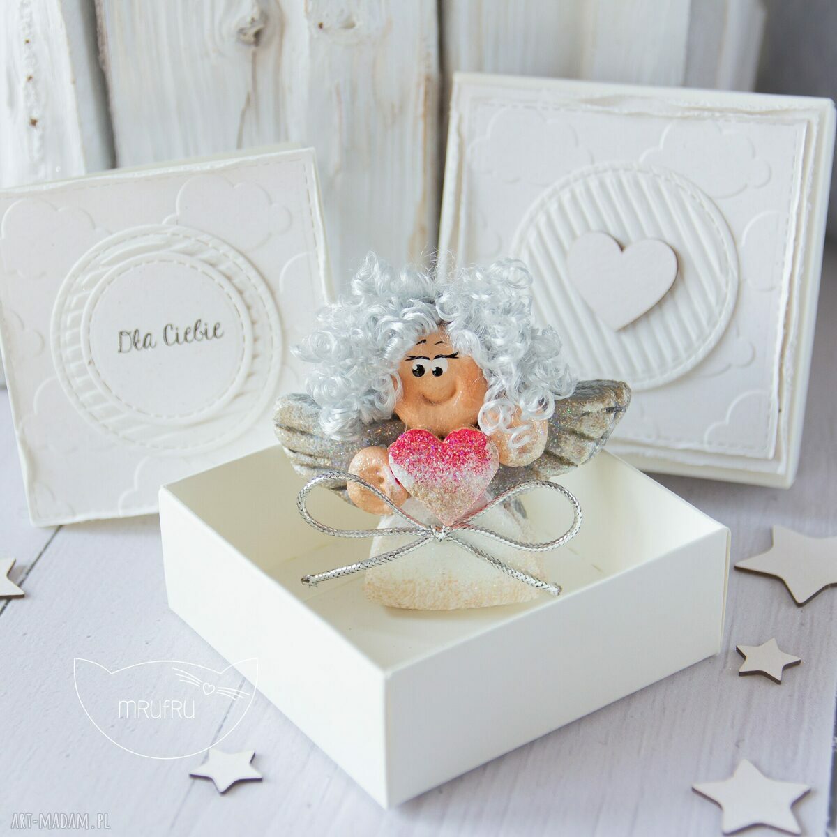 scrapbooking kartki: Aniołek Stróż z kartką w mini pudełeczku. Przeurocza alternatywa dla karki