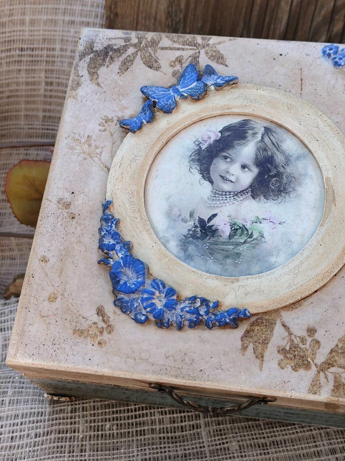 Romantyczne pudełko Vintage Girl - ręcznie zdobione decoupage